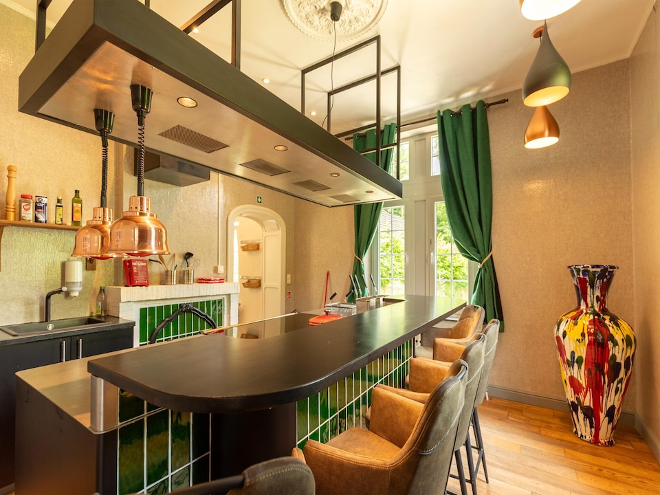Luxury Manoir with Pool, Gesves