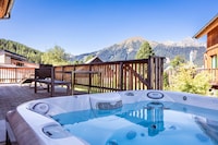 Magnifique chalet avec bain à remous extérieur