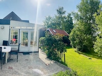 Dijkhuis bij Breskens met tuin aan beek