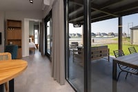 Docklodge an den Friesischen Seen mit Anlegestelle