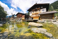 Bauernhaus in Bramberg mit Naturteich