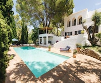 Villa in Ibiza met Zwembaden en Tennisbaan