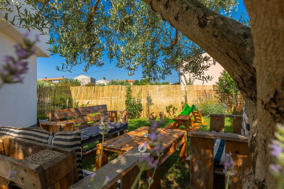 Adorable home with private garden and bubble bath, Peruški