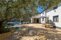 Adorable home with private garden and bubble bath