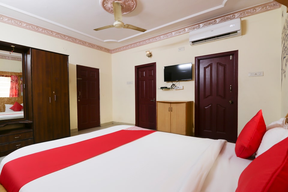 OYO 71675 New Aishwarya Comforts , Mathikere Bangalore, Bangalore