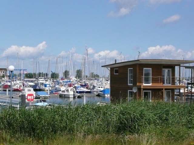 Hausboot in Kroeslin am Bodden