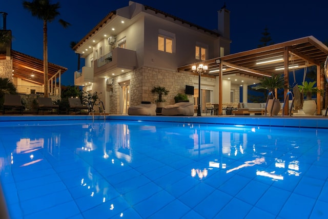 Villa in Kyrianna met zwembad en bergzicht