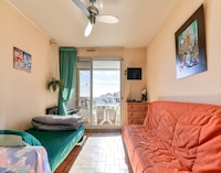 Studio in Agde bij Strand en Zwembad