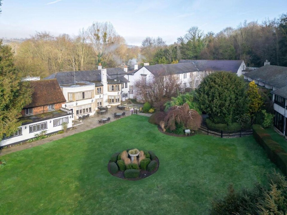 Sunday BoxHill Burford Bridge Hotel Standrd Double, Dorking