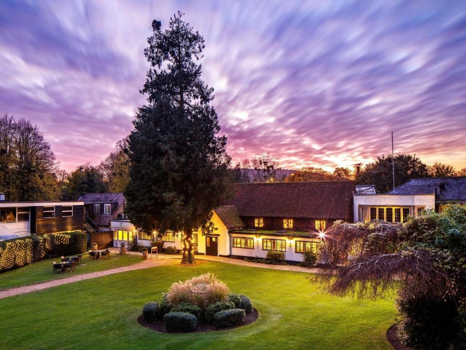 Sunday BoxHill Burford Bridge Hotel Standrd Double, Dorking