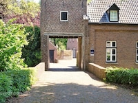 Villa in Baarlo mit Burggraben