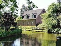Villa in Baarlo mit Burggraben