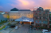 Stylish Twin Suite with Balcony and Free Parking