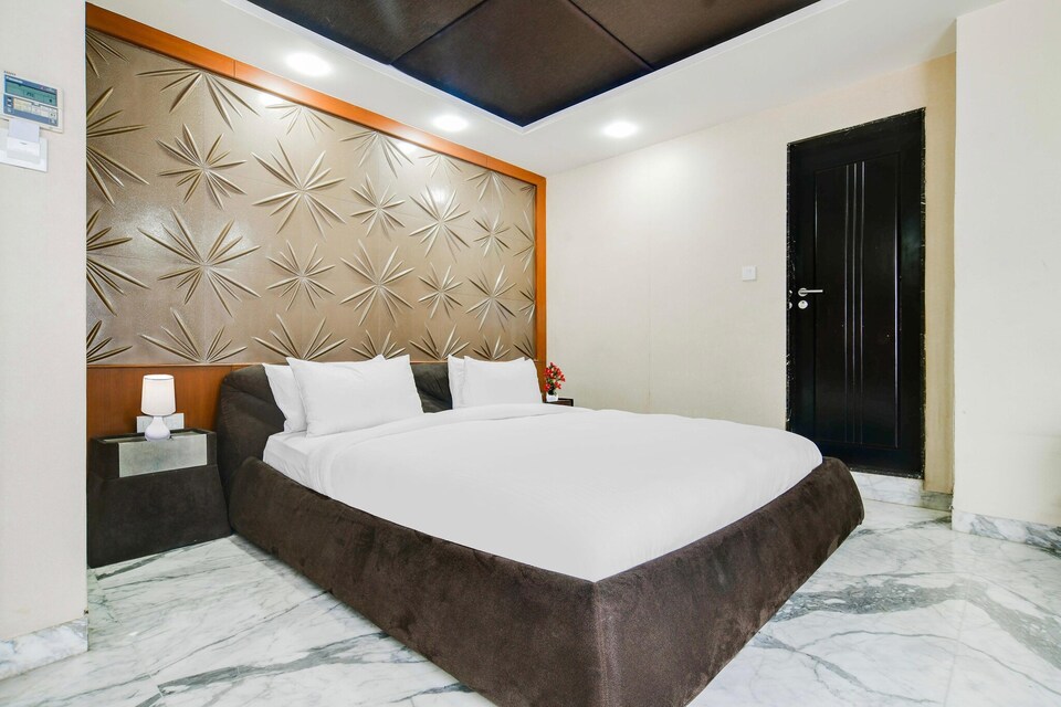 Cozy Deluxe Room at Chappan Market Indore, Indore