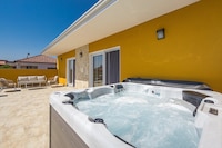 Villa in Krnica bij stranden met zwembad