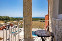 Villa in Krnica mit Pool am Strand