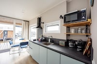 Woonboot in Sneek met Uitzicht op Meer