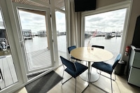 Woonboot in Sneek met Uitzicht op Meer