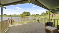 Safari-Zelt am See bei Hertford mit Whirlpool