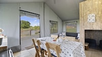Safari-Zelt am See bei Hertford mit Whirlpool