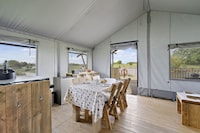 Safari-Zelt am See bei Hertford mit Whirlpool