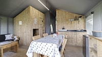 Safari-Zelt am See bei Hertford mit Whirlpool