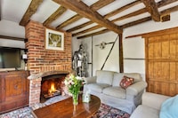 Cottage in Crawley Down with Hot Tub & Tennis