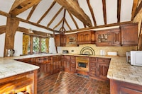 Cottage in Crawley Down with Hot Tub & Tennis