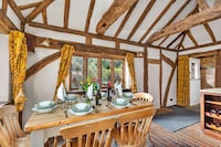 Cottage in Crawley Down with Hot Tub & Tennis