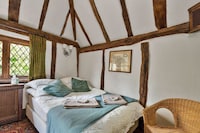 Cottage in Crawley Down with Hot Tub & Tennis