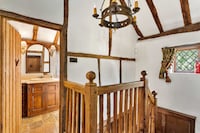 Cottage in Crawley Down with Hot Tub & Tennis