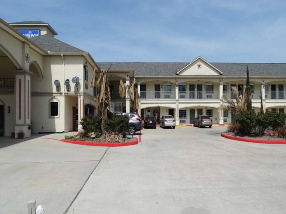 1 King Bed | Smoking, Kitchen, Houston