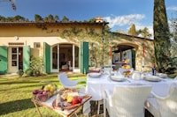 Villa a Camaiore con piscina e vista Toscana