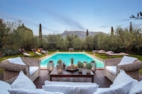Villa a Camaiore con piscina e vista Toscana