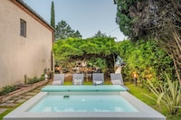 Farmhouse in Lucca with Jacuzzi Garden