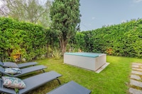 Farmhouse in Lucca with Jacuzzi Garden