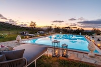 Villa in Tuscany with Panoramic Views and Pool
