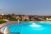 Villa in Tuscany with Panoramic Views and Pool