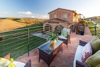 Villa in Tuscany with Panoramic Views and Pool