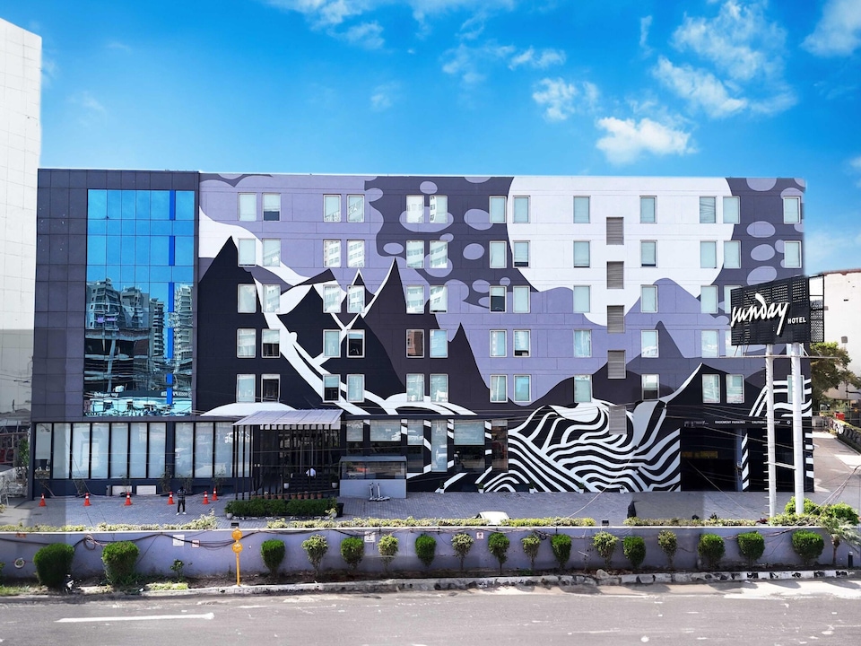 Hotel in Zirakpur with Pool & Hill Gateway, Zirakpur