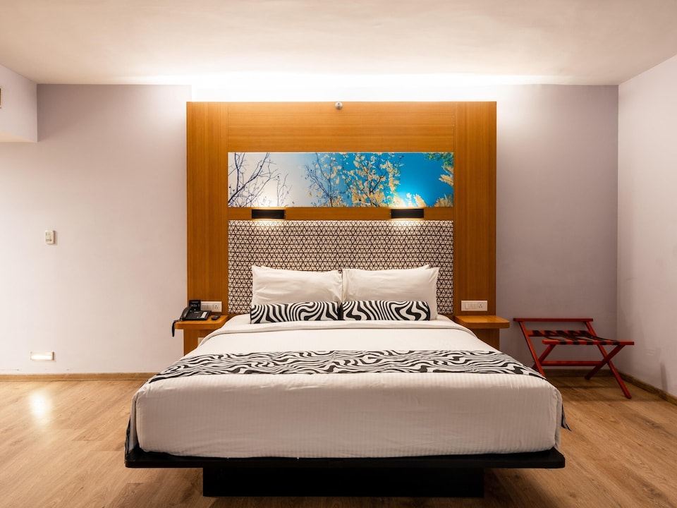Hotel in Zirakpur with Pool & Hill Gateway, Zirakpur