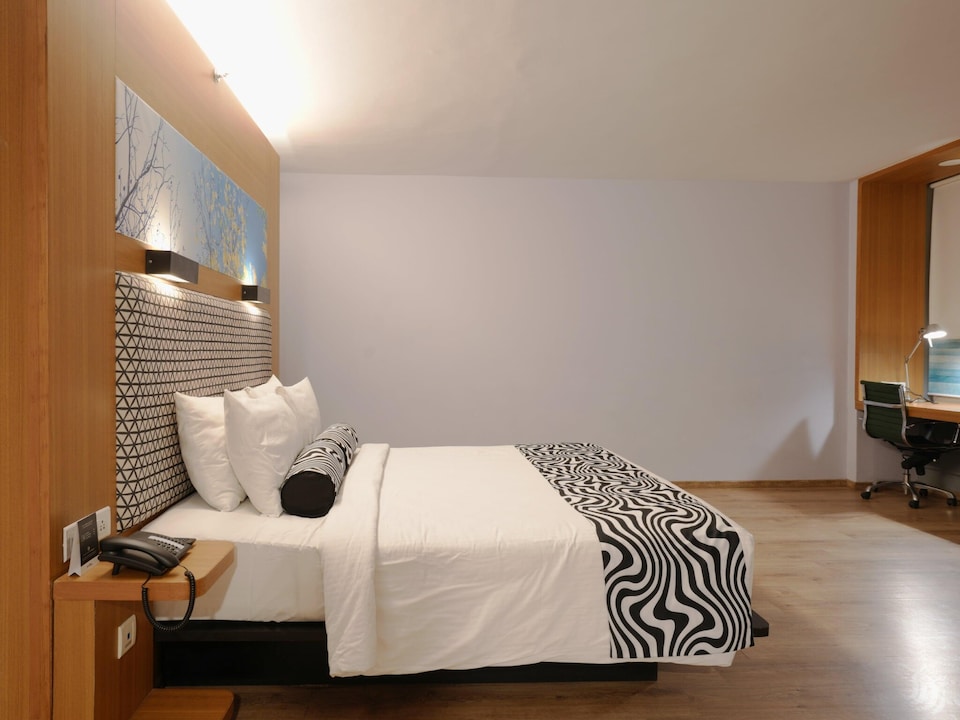Hotel in Zirakpur with Pool & Hill Gateway, Zirakpur