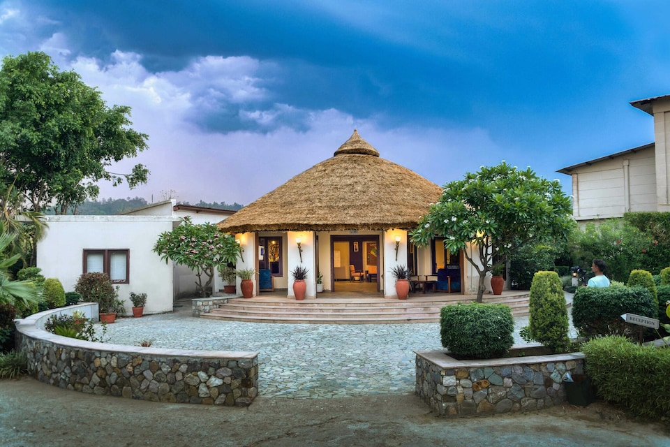 Resort in Curacao with Infinity Pool, Ramnagar