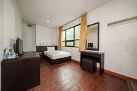 Chic Solo Getaway  Deluxe Comfort Near Old Town