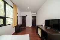 Chic Solo Getaway  Deluxe Comfort Near Old Town