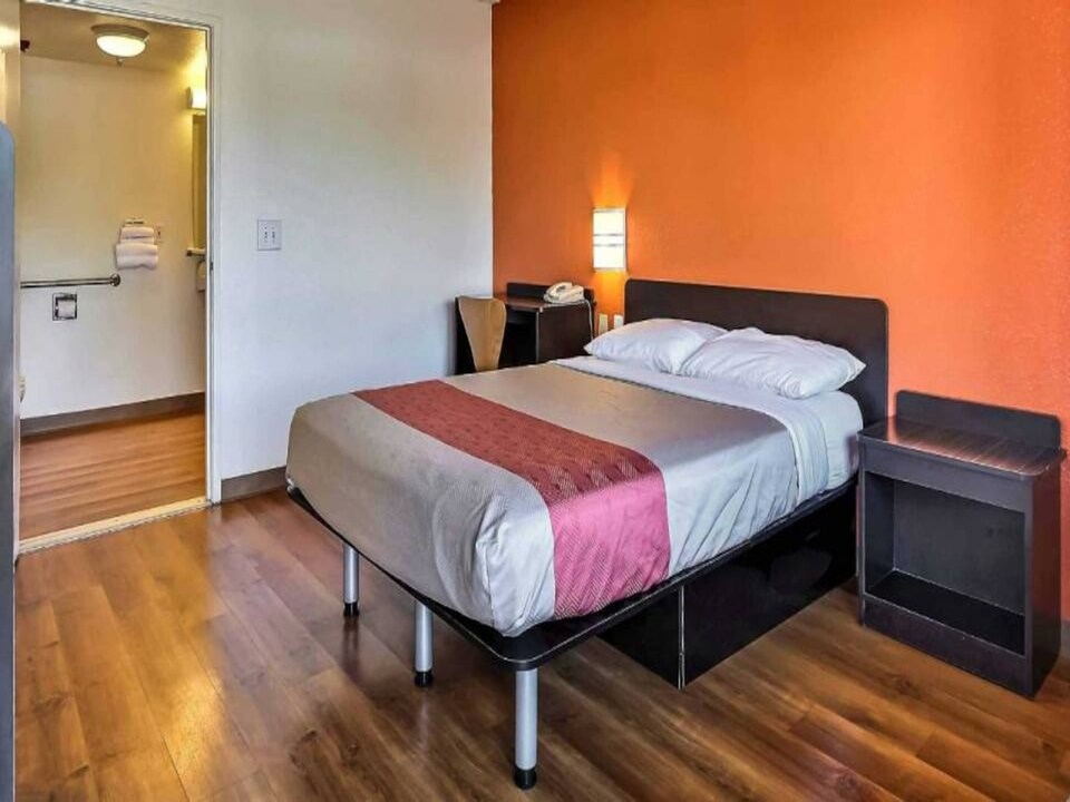 Relaxing ADA Queen Bed,Free Parking, Oakland