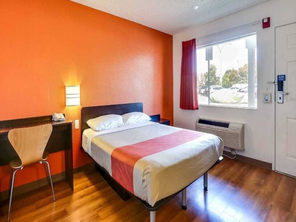 Relaxing ADA Queen Bed,Free Parking, Oakland