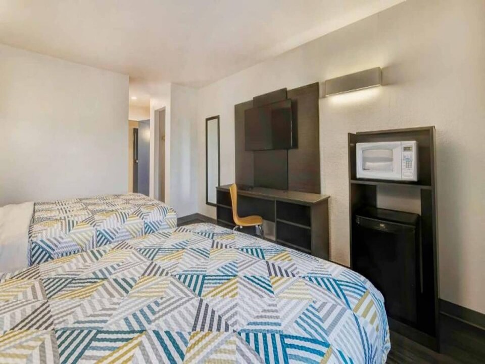 2 Queen Beds | Mobility Accessible Tub Nsmk, Balch Springs