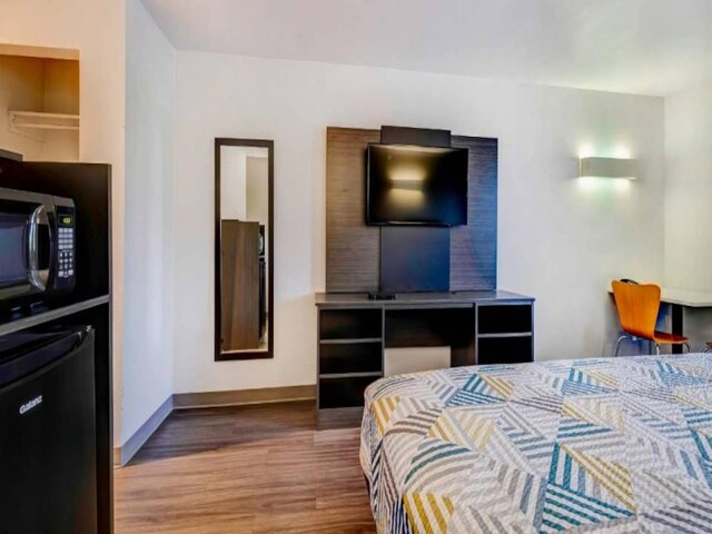 1 King Bed  Non-Smoking