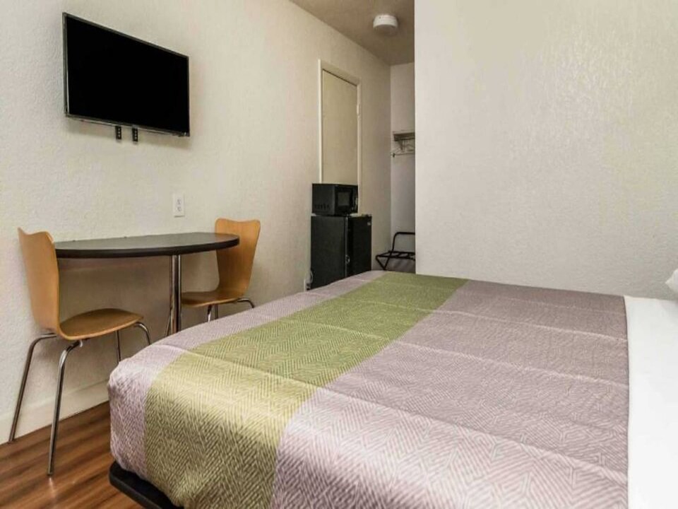 Motel 6 Fort Worth, _1 Queen Bed | Smoki, Fort Worth